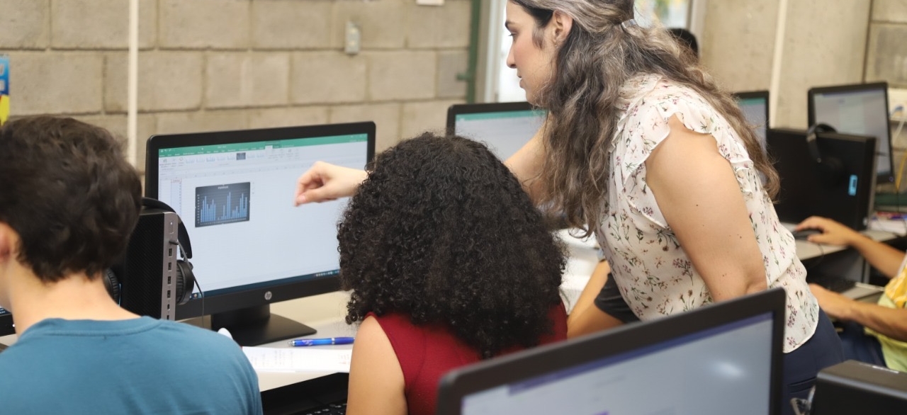 Estudiante del Doctorado en Educación Matemática invitada a Conferencia Plenaria y Taller en evento Internacional